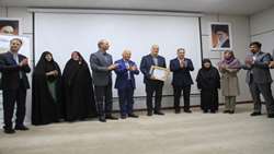 تقدیر از دکتر فضل الله احمدی به عنوان استاد منتخب بنیاد علمی فرهنگی پرستاری مداح در دانشکده پرستاری و مامایی