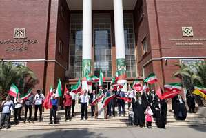  طنین اقتدار و غیرت ملی در دانشکده پرستاری و مامایی؛ برافراشته باد پرچم پرافتخار ایران