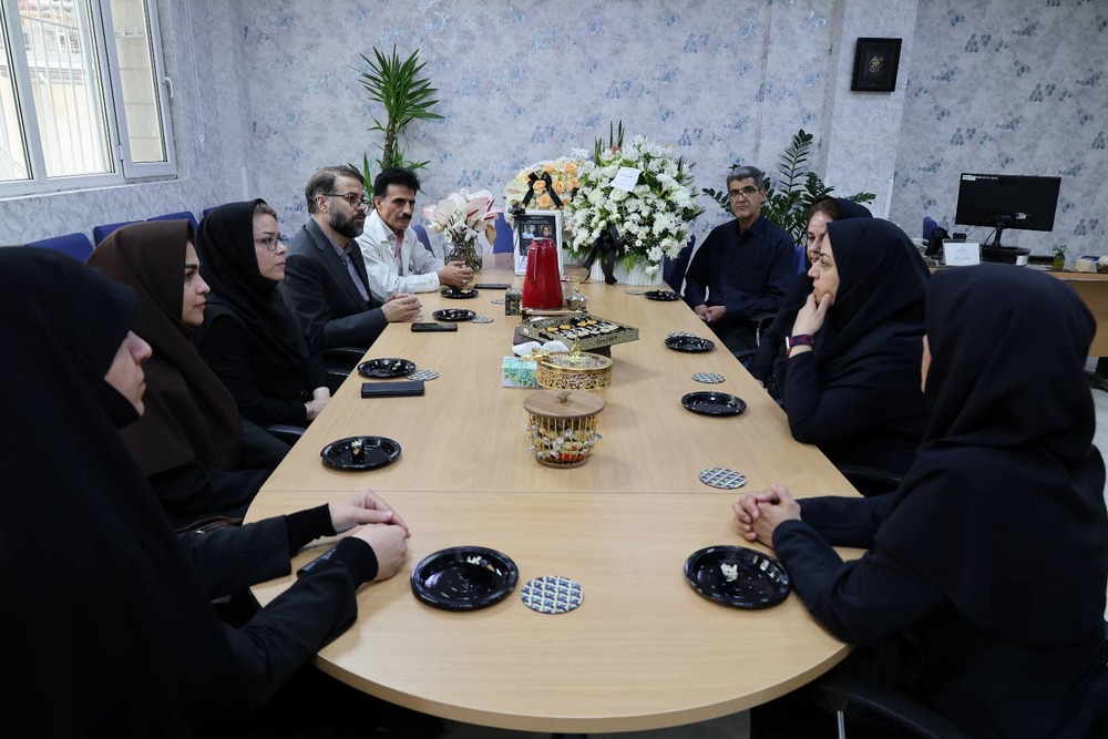دیدار مسئولان دانشکده پرستاری و مامایی با مدیر پرستاری بیمارستان فارابی در پی شهادت چهار تن از اعضای خانواده ایشان